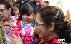 Neta e avó se divertem no São João dos Avós promovido pela Escola-Creche Toca da Criança.